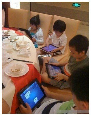 两岁半男童沉迷iPad致高度近视，家政服务提醒家长关注儿童眼健康